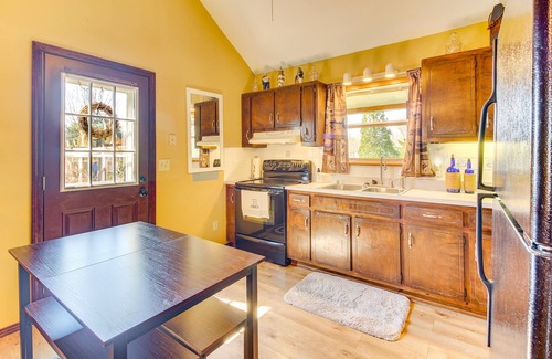 Byrdstown Cabaña | Pet-Friendly Byrdstown Cottage w/ Deck & Fire Pit!