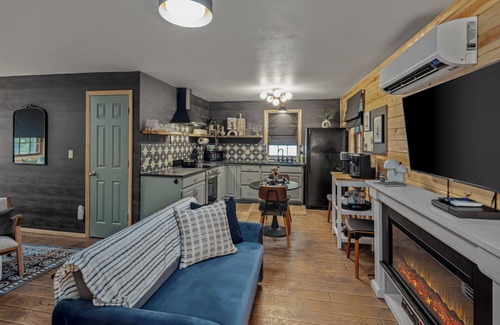 Eureka Springs Cabina | Pet-Friendly Cabin | Balcony · Hot Tub · Starlink