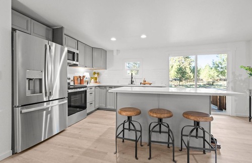 Deschutes River Woods Casa | Pet friendly close in on 1 Acre, 3-bedroom house with A/C in Bend + RV Hook up