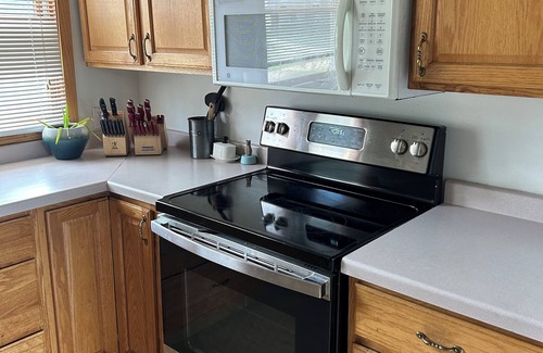 Houghton Casa | Pet friendly - close to Michigan Tech campus, trails & beach- great porch views