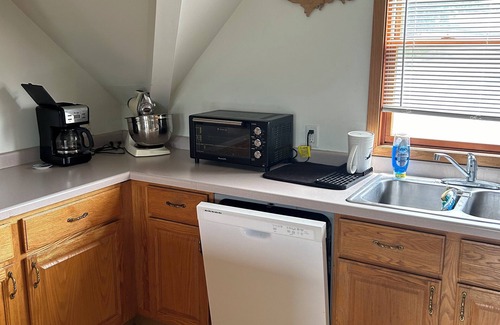 Houghton Casa | Pet friendly - close to Michigan Tech campus, trails & beach- great porch views