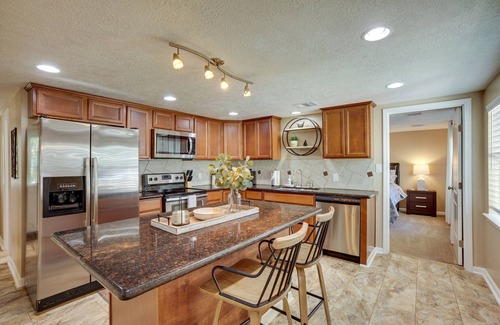 College Park Casa | Pet-Friendly Conroe Hideaway w/ Porch & Fire Pit