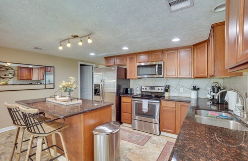 College Park Casa | Pet-Friendly Conroe Hideaway w/ Porch & Fire Pit