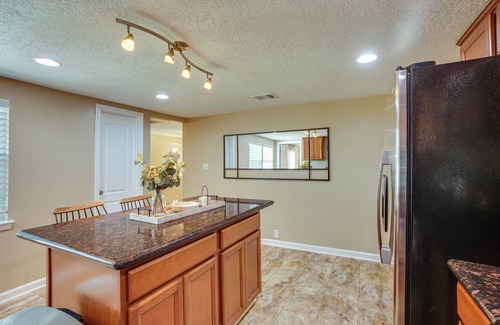 College Park Casa | Pet-Friendly Conroe Hideaway w/ Porch & Fire Pit