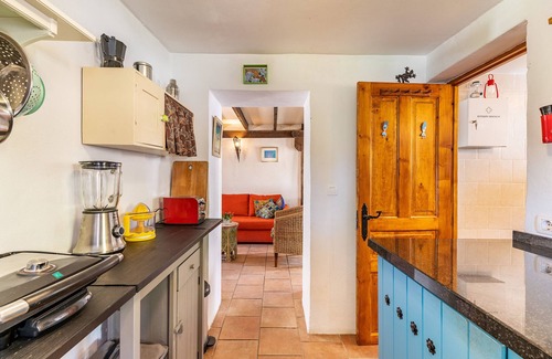 Albunuelas Casa | Casa de campo "Casa Escondida" con vistas a la montaña, piscina y Wi-Fi; admite mascotas