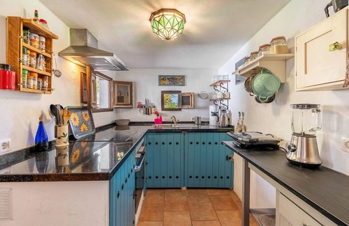 Albunuelas Casa | Casa de campo "Casa Escondida" con vistas a la montaña, piscina y Wi-Fi; admite mascotas