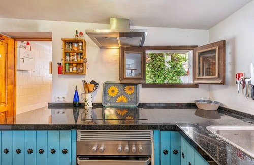 Albunuelas Casa | Casa de campo "Casa Escondida" con vistas a la montaña, piscina y Wi-Fi; admite mascotas