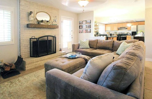 Sunset Casa | Pet friendly. Cozy 3-BR home with office, fitness room, laundry in El Paso