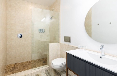 Truckee Hotel | Pet-Friendly Escape Near Lake Tahoe w/ Hot Tub for Chilly Evenings - Parking