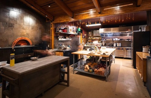 Truckee Hotel | Pet-Friendly Escape Near Lake Tahoe w/ Hot Tub for Chilly Evenings - Parking