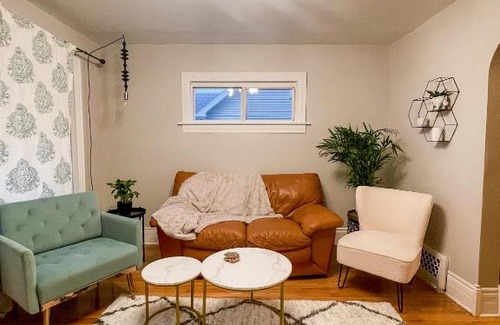 Royal Oak Casa | Pet friendly, fenced yard - King bed Bungalow in Royal Oak Michigan