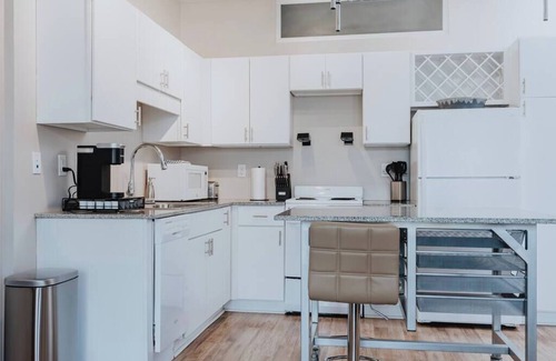 DeBaliviere Place Apartamento | Pet-Friendly Forest Park Studio w/ Pool & WFH Desk