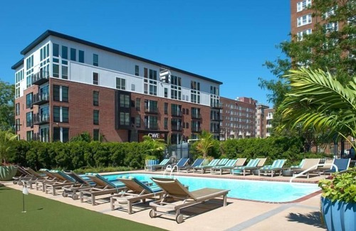 DeBaliviere Place Apartamento | Pet-Friendly Forest Park Studio w/ Pool & WFH Desk