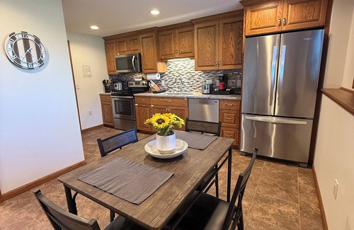 Middleton Apartamento | Pet Friendly Fully Furnished Modern 1-Bedroom Oasis with Private Outdoor Retreat