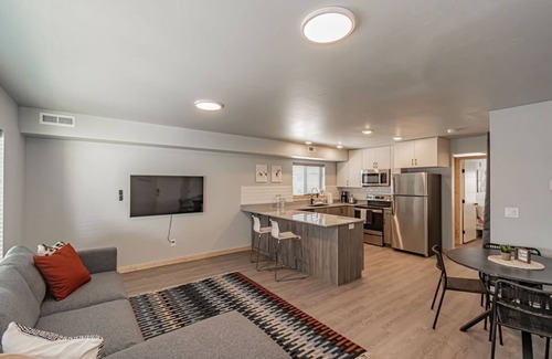 Rexburg Condominio | Pet Friendly! Heart of Rexburg close to Jackson Hole,Yellowstone Nat park & BYUI