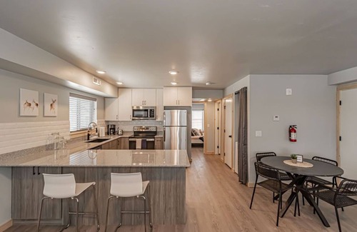 Rexburg Condominio | Pet Friendly! Heart of Rexburg close to Jackson Hole,Yellowstone Nat park & BYUI