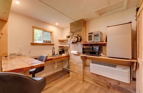 Hillsgrove Cabaña | Pet-friendly Hillsgrove Cabin w/ Community Perks!