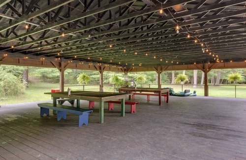 Hillsgrove Cabaña | Pet-friendly Hillsgrove Cabin w/ Community Perks!
