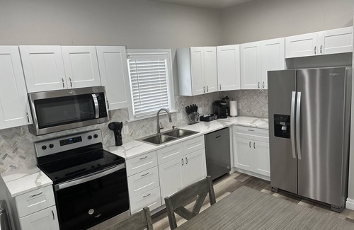 Lawton Casa | Pet friendly home; adjustable beds; near shopping and restaurants