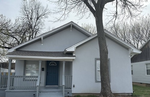 Lawton Casa | Pet friendly home; adjustable beds; near shopping and restaurants
