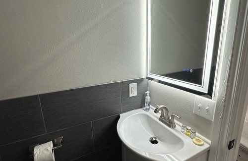Lawton Casa | Pet friendly home; adjustable beds; near shopping and restaurants