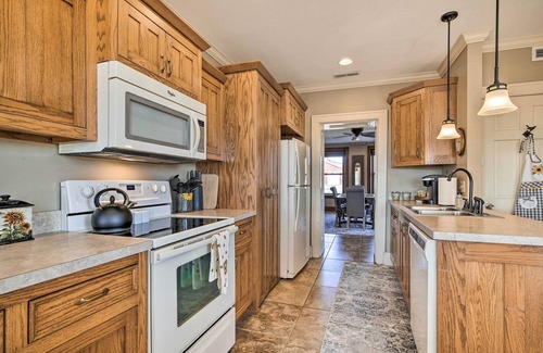 Manhattan Casa | Pet-Friendly Home: Grill & Fire Pit in Manhattan