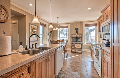 Manhattan Casa | Pet-Friendly Home: Grill & Fire Pit in Manhattan