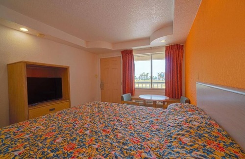 North Beach Hotel | Pet Friendly King Room Near Beach Attractions & Aquarium