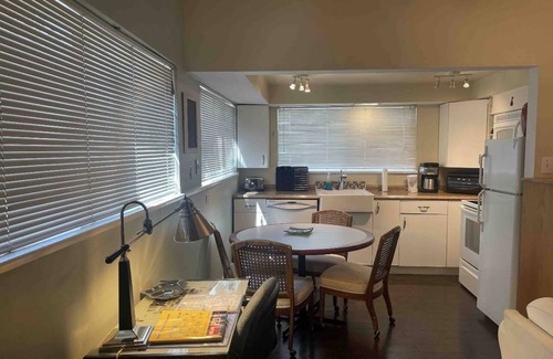 Lower Lonsdale Cabaña | Pet friendly lane home, Mins away from mtns & waterfront city of North Vancouver