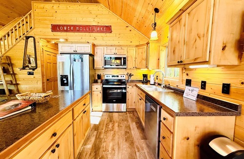 Stone Lake Cabina | Pet-Friendly Lakeside Cottage w/ Kayaks and Canoe!