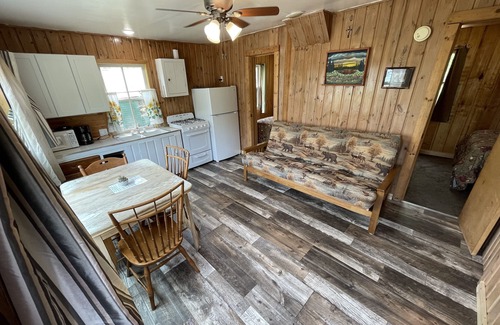 Nevis Cabina | Pet Friendly! Lakeside Two Bedroom Cabin at Green Valley Resort