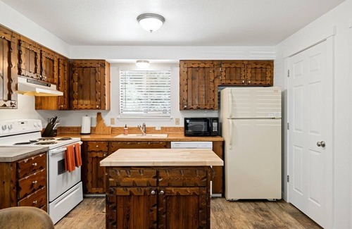 Veterans Park Casa | Pet Friendly- Large Backyard