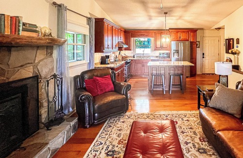 Hiawassee Cabaña | Pet friendly luxury lake view cottage fun themed Charming Beaver, New hot tub