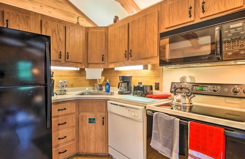 Marble Cabina | Pet-Friendly Marble Cabin w/ Deck, Grill, Fire Pit