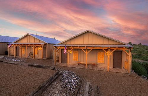Tombstone Chalet De Esquí | -Pet Friendly- Miners Cabin #6 - King Bed with Private Balcony