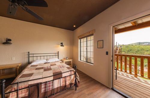 Tombstone Chalet De Esquí | -Pet Friendly- Miners Cabin #6 - King Bed with Private Balcony