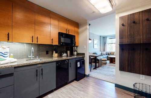 Mammoth Lakes Condominio | Pet-Friendly Modern Condo in Luxury Hotel! Across The Village, EV Charging