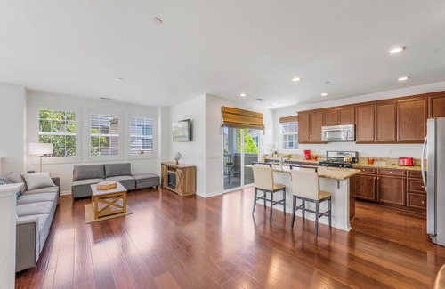 Riverpark Casa | Modern Coastal Escape in Riverpark (30+ Day Stays)