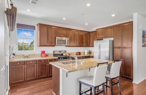 Riverpark Casa | Modern Coastal Escape in Riverpark (30+ Day Stays)