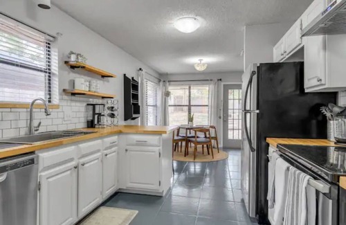 John T White Casa | Pet Friendly Modern Home near DTFW, Arlington, HEB, and Dallas