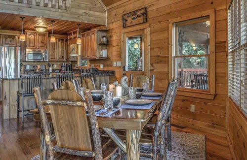 Mineral Bluff Cabina | Pet-friendly, mountain view cabin rent with an outdoor fireplace, hot tub and pool table. Free WiFi