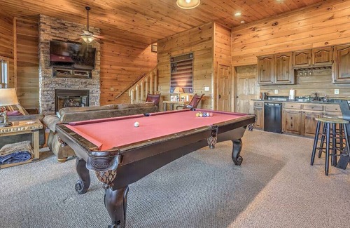 Mineral Bluff Cabina | Pet-friendly, mountain view cabin rent with an outdoor fireplace, hot tub and pool table. Free WiFi