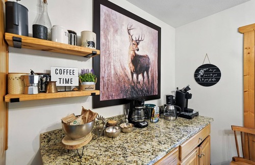 Talking Rock Casa | Pet Friendly Mountain Chalet - Hot Tub & Game Room