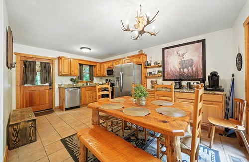 Talking Rock Casa | Pet Friendly Mountain Chalet - Hot Tub & Game Room