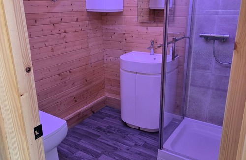 Hythe Cabina | Pet Friendly Private Cabin Town Eurotunnel Beach