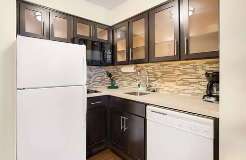 Carmel Mountain Ranch Hotel | Pet-Friendly Property w/ Outdoor Pool, Parking, Near Carmel Mountain Plaza