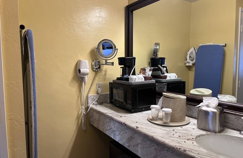 Downtown Monterey Cabina | PET FRIENDLY Queen Room at Ocean-Side Property!