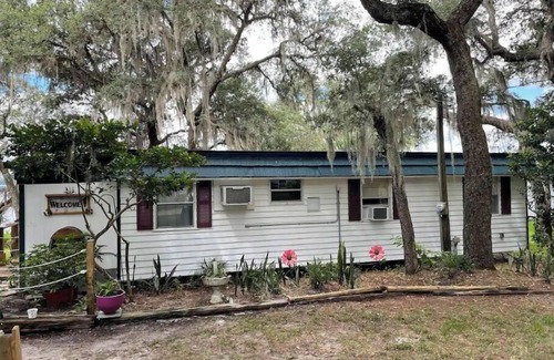 Florahome Cabaña | Pet Friendly "Reel Chill" Lakehouse