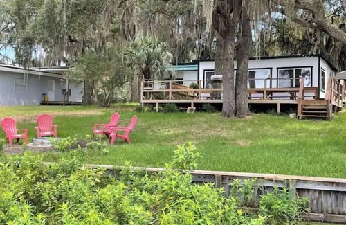Florahome Cabaña | Pet Friendly "Reel Chill" Lakehouse