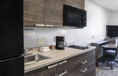 Grand Rapids Hotel | Pet-Friendly Retreat w/ In-Room Kitchen Near Local Attractions! | Onsite Pool